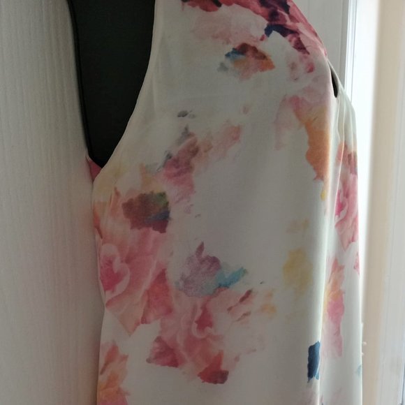 Dalia Collection | Pretty Floral Print Sleeveless Blouse - Picture 3 of 10